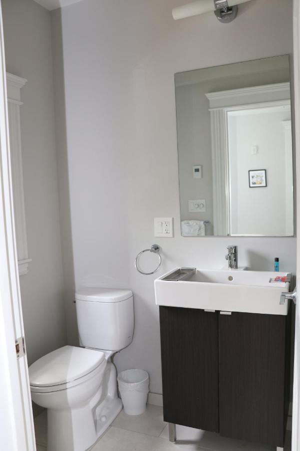 A Stylish Stay W/ A Queen Bed, Heated Floors.. #18 Brookline Eksteriør bilde