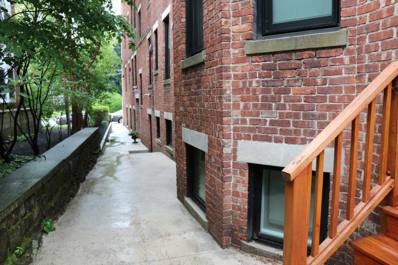 A Stylish Stay W/ A Queen Bed, Heated Floors.. #18 Brookline Eksteriør bilde