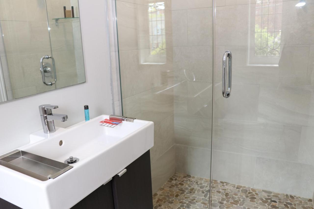A Stylish Stay W/ A Queen Bed, Heated Floors.. #18 Brookline Eksteriør bilde